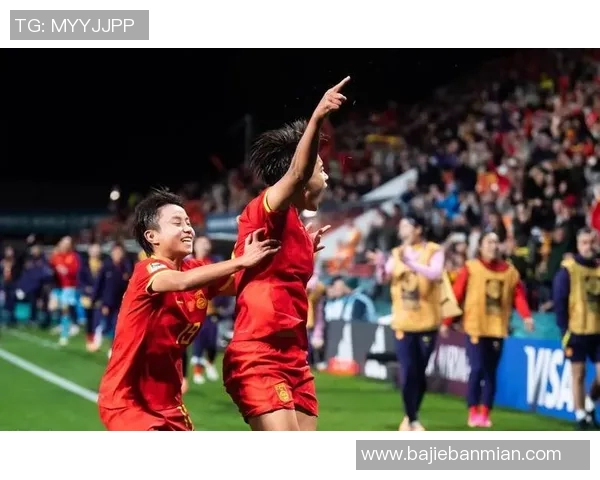 足球场上小孩紧抱偶像球星画面感人引发热议彰显球迷纯真情感